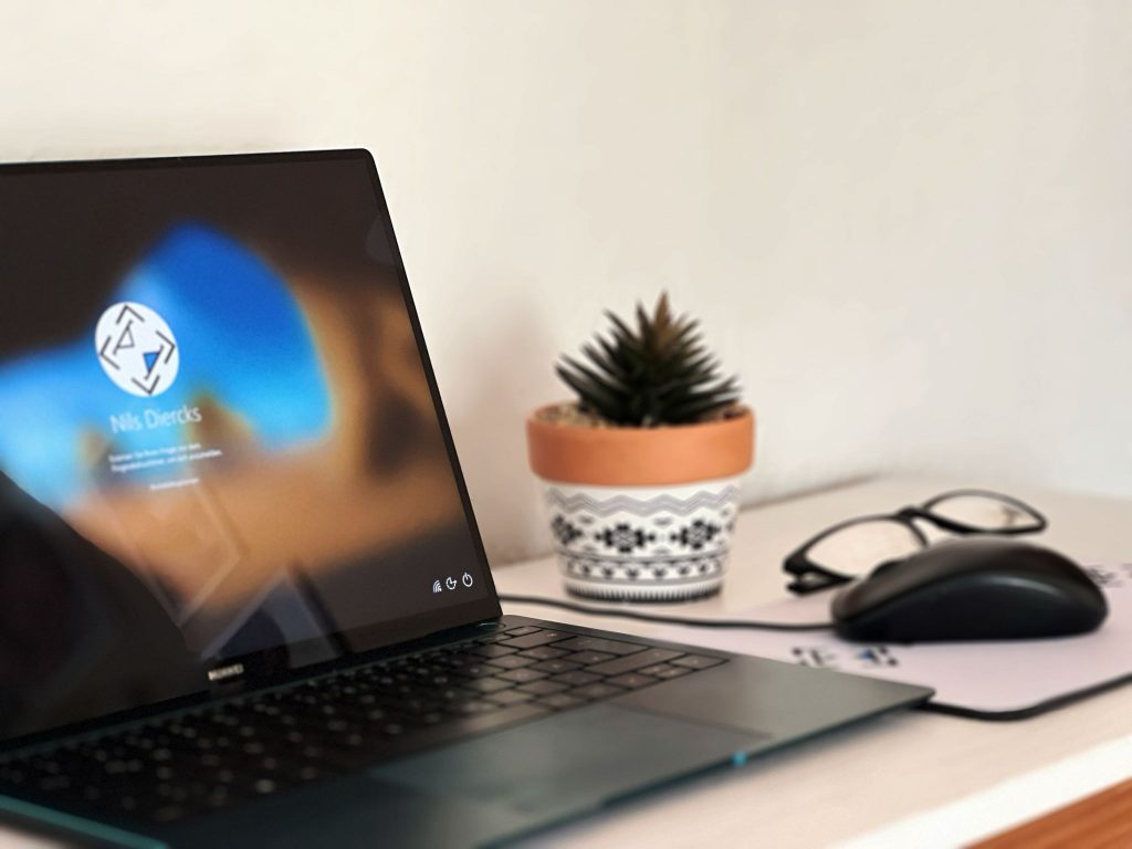 Arbeitsplatz von Learnabyte mit aufgeklappten Laptop