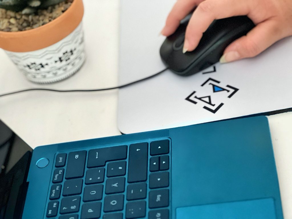 Arbeitsplatz II Person bedient Maus auf Learnabyte Mauspad